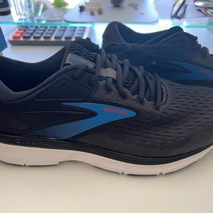 Brooks Dyad 11 Size 9 Wide BRAND NEW